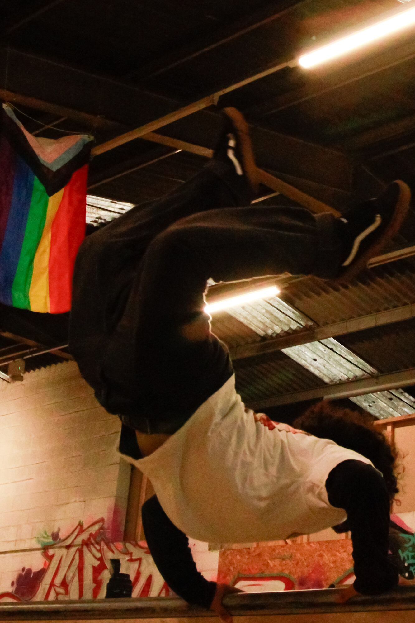 Avant — Handstand